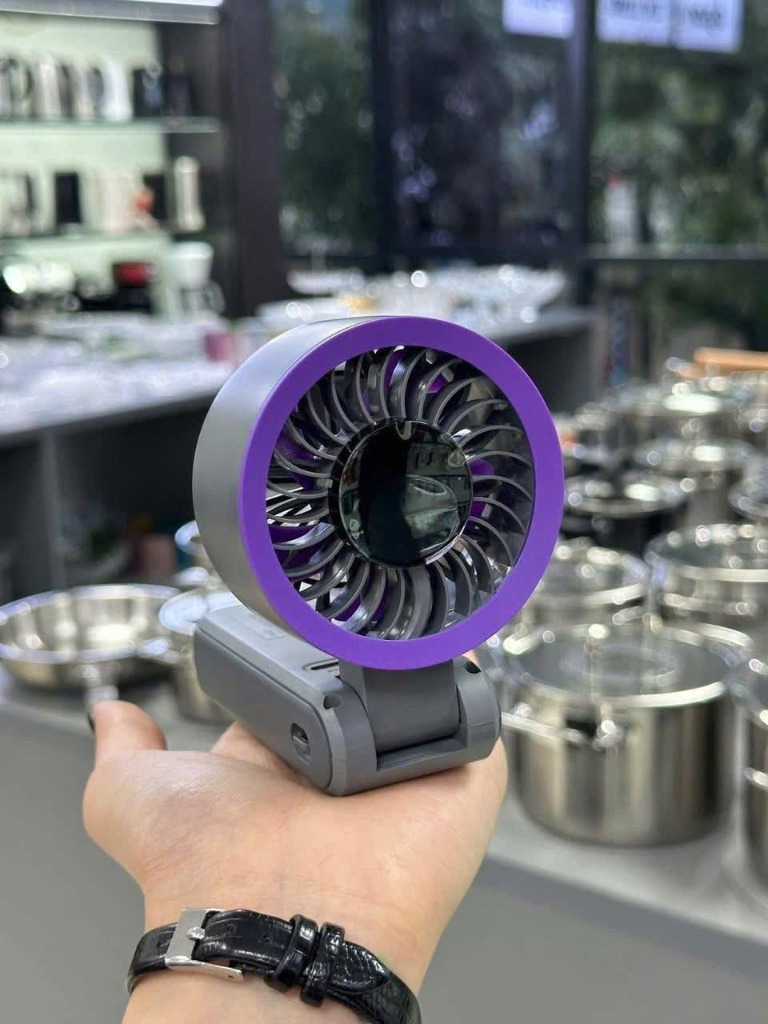 Ảnh thực tế: Cầm quạt Tiross TS3422 — cánh turbine tím, thân xám